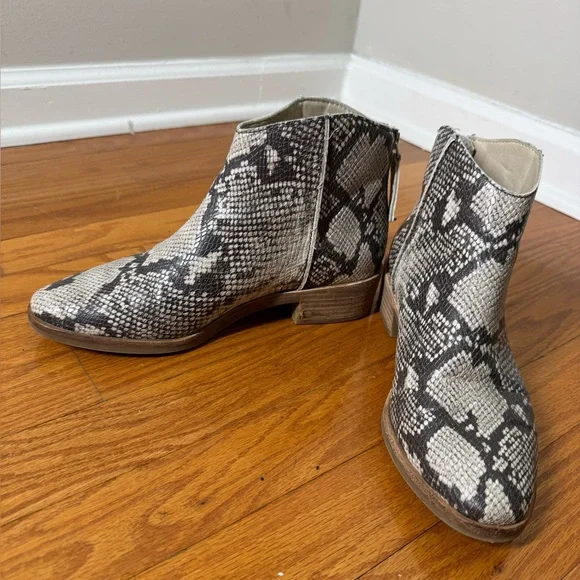 Dolce Vita Snakeskin Tavin Ankle
Boots Size 8M - Picture 2 of 6